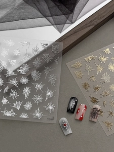 Detailansicht der Halloween 3D Spinnennetz-Nagelaufkleber in Gold- und Silberoptik