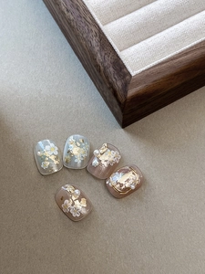 Detailansicht der 3D-Prägung weißer Blumen-Nagelaufkleber mit Perlen und Goldfolien-Dekor