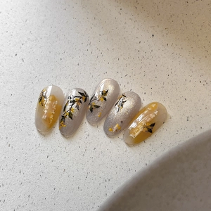 Adesivi per unghie con fiori di osmanto in giallo ambra e grigio perla stile cinese
