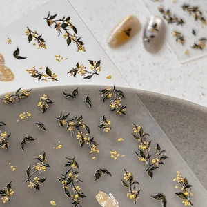 Adesivi per nail art con osmanto in rilievo 3D e accenti in foglia d'oro su vassoio