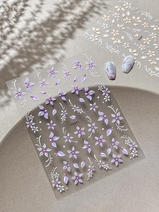 Adesivi per unghie 5D a rilievo con fiori viola e beige su vassoio in pietra