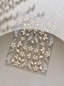Dettaglio di adesivi per unghie 3D a rilievo con fiori bianchi e arancioni YT6644