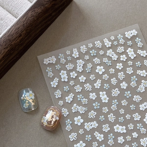Geprägte weiße und blaue Blumen-Nagelaufkleber mit zarten Perlenakzenten für DIY