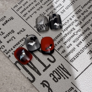Unghie finte gotiche Halloween con pipistrelli e strass in rosso scuro e nero