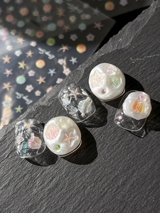 3D Ozean Nagelaufkleber mit schimmernden Muscheln Seesternen und Perlen auf Stein