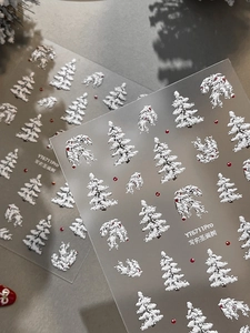 Detailaufnahme der 3D-geprägten Weihnachtsbaum-Nagelsticker mit realistischer Zeder-Textur