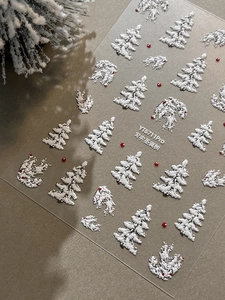 Detailansicht der 5D-geprägten Weihnachtsbaum-Nagelaufkleber mit 3D-Realistik-Textur