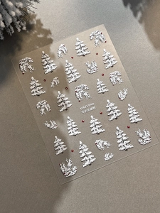 Detailansicht der 5D-geprägten Weihnachtsbaum-Nagelaufkleber mit realistischen Schneetannen
