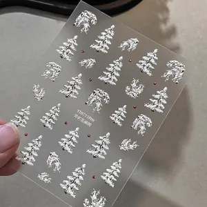 3D-Nagelsticker mit realistischen Weihnachtsbäumen, geprägtem Schnee und roten Punkten