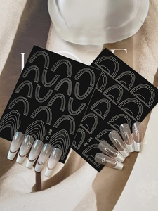 Details von französischen Nageltattoos YT100 mit Silberlinien und Sternenmustern