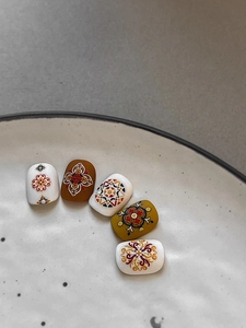 Adesivi per unghie bohémien in rilievo con motivi mandala su piatto ceramico