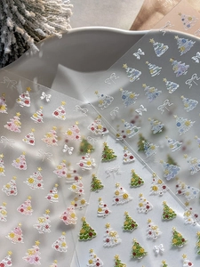 Détail des stickers d'ongles sapin de Noël en relief 3D avec motifs de nœuds festifs