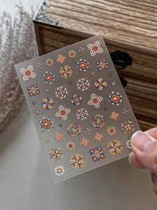 Dettaglio macro di adesivi per unghie mandala boho retrò con motivi in rilievo eleganti