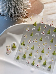 Vue détaillée des stickers à ongles 3D en relief avec sapins de Noël et nœuds papillon