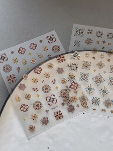 Vista dettagliata degli adesivi per unghie mandala bohémien vintage con motivi a piastrelle