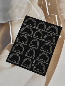 Detail von YT 101 Nagelsticker mit eleganten goldenen geometrischen Linien auf Schwarz
