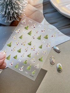Stickers à ongles sapin de Noël 5D en relief YT6569 sur des ongles modèles
