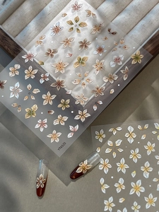 Détails d'autocollants 5D pour ongles avec des motifs floraux blancs et jaunes