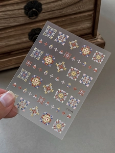 Dettaglio macro di adesivi per unghie 3D boho con motivi floreali a rilievo YT6749