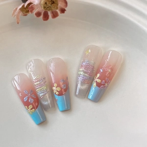 Unghie finte a bara con sfumature, fiori in rilievo 3D e glitter per la primavera