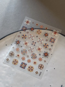 Dettaglio di adesivi per unghie 3D in rilievo stile bohémien con motivi geometrici