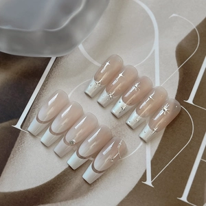 Französische Gradient-Nägel zum Aufkleben mit weißen Spitzen, Sternen und Perlen