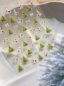 Détail des stickers d'ongles 3D en relief avec sapins de Noël et nœuds blancs sur fond givré
