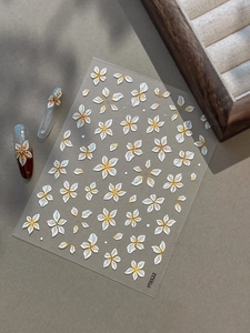Autocollants nail art 5D détaillés fleurs blanches à cinq pétales avec centres dorés