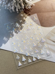 Détail macro des stickers ongles YT6571 avec sapins de Noël en relief et nœuds blancs