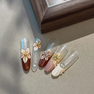 Faux ongles 3D faits main avec fleurs, perles et paillettes marron élégantes