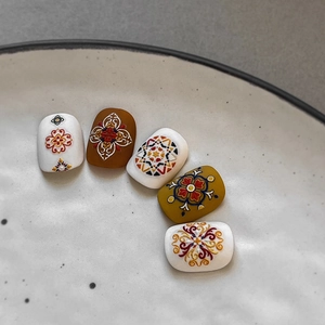 Adesivi per unghie bohémien in rilievo con motivi mandala opachi su piatto di ceramica