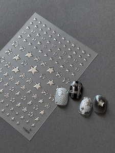Détail des stickers à ongles 3D étoiles argentées sur différents modèles de manucure