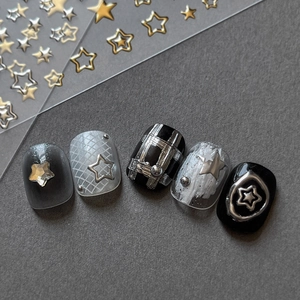 Autocollants ongles étoiles dorées 3D avec design géométrique noir et argent chic