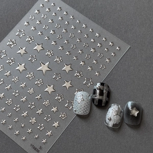Autocollants 3D pour ongles étoiles métalliques dorées et argentées au style minimaliste