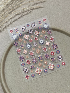 Dettaglio di adesivi per unghie bohémien a rilievo con margherite e motivi geometrici