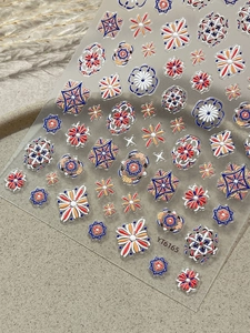 Dettaglio macro degli adesivi per unghie 3D in rilievo con motivi mandala bohémien