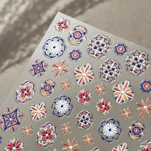 Adesivi per unghie bohémien a rilievo con motivi floreali vintage in blu e rosso
