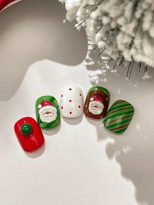 Vue détaillée des autocollants à ongles 3D en relief avec motifs de Père Noël festifs