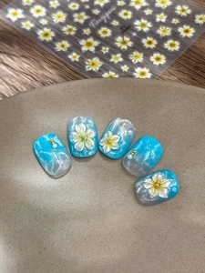 Détail de stickers nail art frangipanier 3D avec perles et dégradé de paillettes bleues