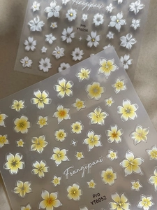 Détails d'autocollants gaufrés pour ongles frangipanier avec accents dorés blanc et jaune
