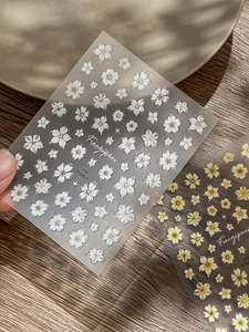 Détail macro de stickers 3D gaufrés pour ongles frangipanier aux textures délicates