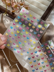 Vue macro détaillée des autocollants à ongles papillons colorés YT6775 aux tons vifs