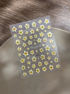 Détail des stickers ongles fleur de Frangipanier YT6052 avec relief doré et texture florale