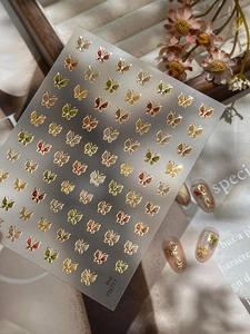 Autocollants d'ongles papillon détaillés avec bords dorés et effet de glaçage coloré