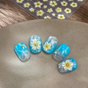 Décorations 3D fleurs blanches avec dégradé bleu scintillant et perles pour manucure