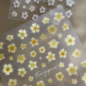 Stickers nail art frangipanier 3D avec motifs floraux blanc jaune et accents étoilés