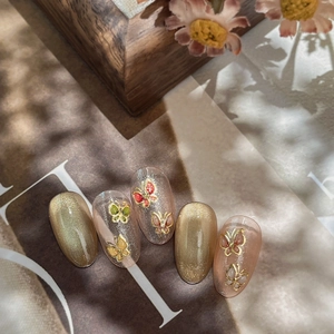 Lot de 5 faux ongles avec papillons 3D et dégradé pailleté œil de chat champagne