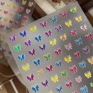 Autocollants ongles papillon 3D colorés avec paillettes et contours blancs élégants