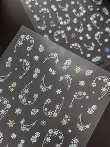 Details zu geprägten Weihnachts-Nagelaufklebern mit weißen Schneeflocken und Goldfolie