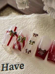 Détails d'autocollants pour ongles de Noël avec flocons de neige gaufrés et nœuds élégants